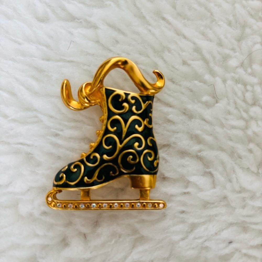 Trifari 1997 Gold and Green Enamel Ice Skate Brooch Pendant - Picture 9 of 11